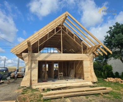 Realizacja projektu domu z bali L-308. Funkcjonalny i piękny dom z drewna